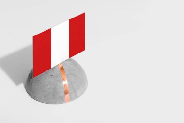Yuvarlak taşın üzerinde Peru bayrağı var. Beyaz izole edilmiş arka plan. Yan görünüm asgari ulusal kavram.