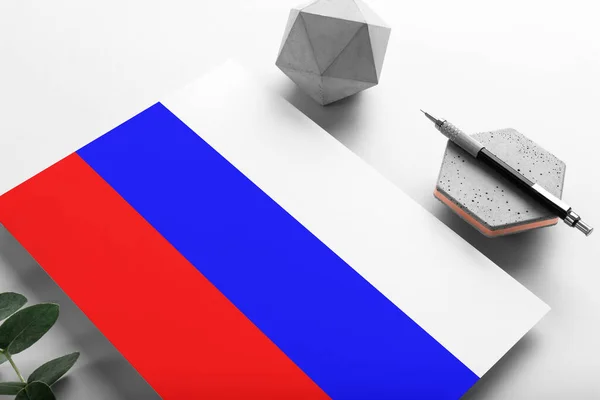 Oroszország Zászló Minimalista Papír Háttér Nemzeti Meghívólevél Stílusos Tollal Kővel — Stock Fotó