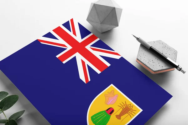 特克斯和凯科斯群岛的国旗以简约的纸张为背景 国家邀请信 用时髦的钢笔在石头上 传播概念 — 图库照片