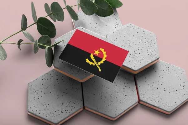 Bandera Angola Sobre Piedras Estilo Hexágono Fondo Espacio Copia Rosa — Foto de Stock