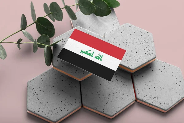 Irak Flagge Auf Sechseck Steinen Pinkfarbener Kopierraum Hintergrund Flache Lage — Stockfoto