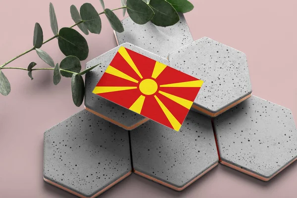 六角形のスタイリッシュな石のマケドニアの旗 ピンクのコピースペースの背景 フラットレイアウト トップビュー最小限の国家概念 — ストック写真