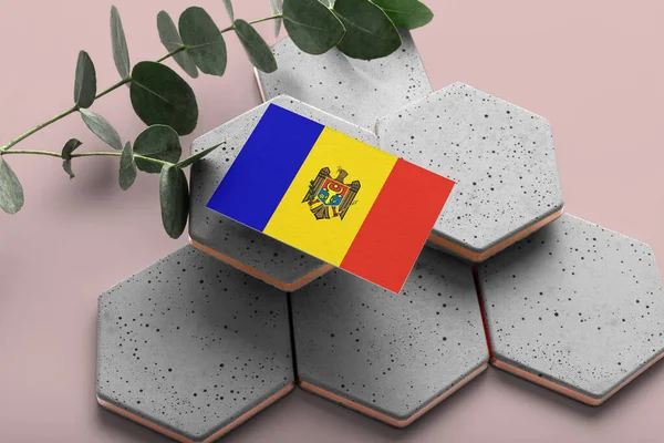 Bandera Moldavia Sobre Piedras Estilo Hexágono Fondo Espacio Copia Rosa — Foto de Stock