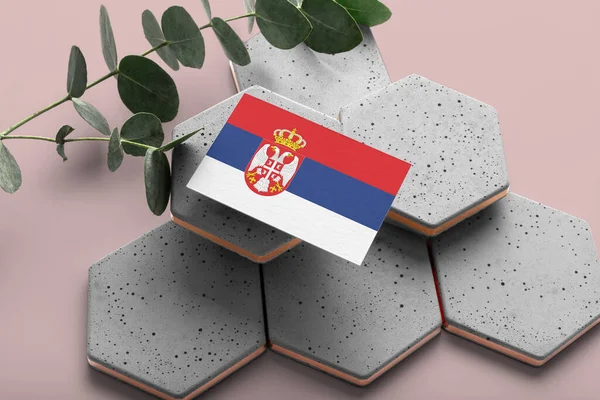 Bandera Serbia Sobre Piedras Estilo Hexágono Fondo Espacio Copia Rosa — Foto de Stock