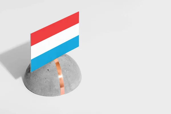 Lucemburská Vlajka Označená Kulatém Kameni Bílé Izolované Pozadí Boční Pohled — Stock fotografie