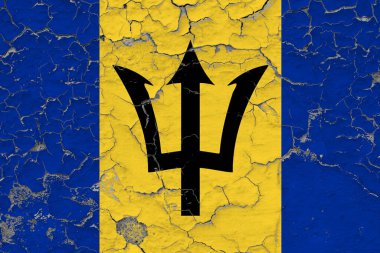 Barbados bayrağı kirli, hasarlı ve yıpranmış bir şekilde duvarın içini görmek için boyayı soyuyor. Eski konsept.