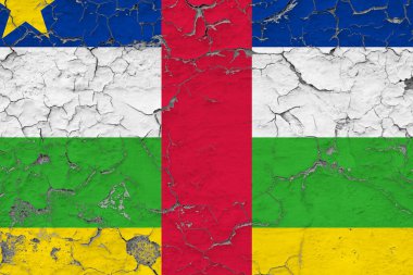 Orta Afrika Cumhuriyeti bayrağı pasaklı, hasarlı ve yıpranmış bir şekilde duvarın içini görmek için boyayı söküyor. Eski konsept.