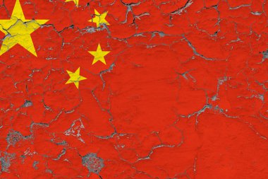 Çin bayrağı kirli, hasarlı ve yıpranmış bir şekilde duvarın içini görmek için boyayı soyuyor. Eski konsept.