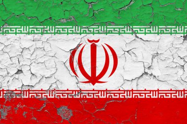 İran bayrağı kirli, hasarlı ve yıpranmış bir şekilde duvarın içini görmek için boyayı soyuyor. Eski konsept.