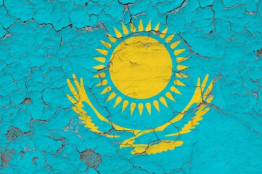 Kazakistan bayrağı, kirli, hasarlı ve yıpranmış bir şekilde duvarın içini görmek için boyayı soyuyor. Eski konsept.
