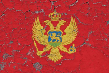 Karadağ bayrağı, kirli, hasarlı ve yıpranmış bir şekilde duvarın içini görebilmek için boyayı söküyor. Eski konsept.