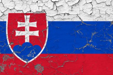 Slovakya bayrağı kirli, hasarlı ve yıpranmış bir şekilde duvarın içini görmek için boyayı soyuyor. Eski konsept.