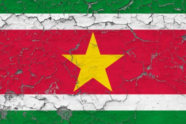 Surinam bayrağı, kirli, hasarlı ve yıpranmış bir şekilde duvarın içini görmek için boyayı soyuyor. Eski konsept.
