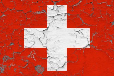 İsviçre bayrağı kirli, hasarlı ve yıpranmış bir şekilde duvarın içini görmek için boyayı soyuyor. Eski konsept.