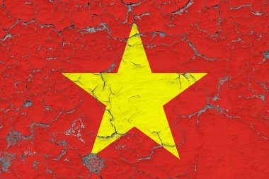 Vietnam bayrağı kirli, hasarlı ve yıpranmış bir şekilde duvarın içini görmek için boyayı soyuyor. Eski konsept.