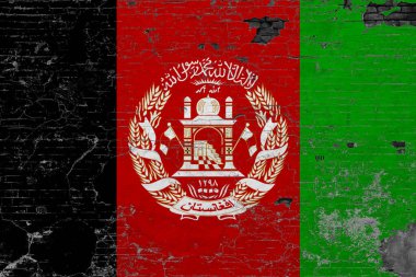Grunge üzerindeki Afganistan bayrağı beton yüzeyi çizmiş. Ulusal klasik arka plan. Retro duvar kavramı.