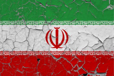 İran bayrağı kirli, hasarlı ve duvara kazınmış. İç yüzeyi görmek için boyayı soyuyor. Klasik Ulusal Konsept.