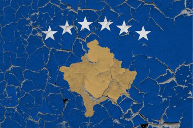 Kosova bayrağı kirli, hasarlı ve duvarlara kazınmış bir şekilde kapanıyor. İç yüzeyi görmek için boyaları söküyor. Klasik Ulusal Konsept.