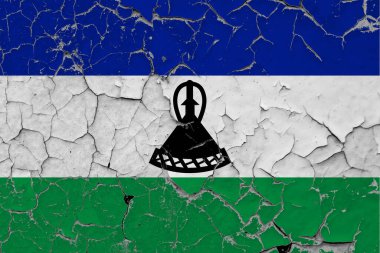 Lesotho bayrağı kirli, hasarlı ve duvardaki çizikler yüzeyi görmek için boyayı soyuyor. Klasik Ulusal Konsept.