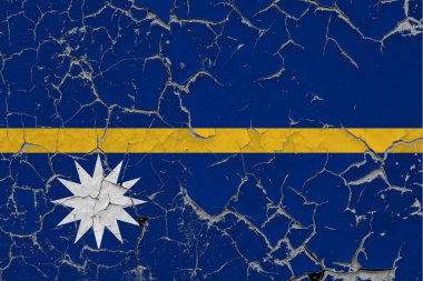 Nauru bayrağı kirli, hasarlı ve duvardaki çizikler içeriyi görmek için boyayı soyuyor. Klasik Ulusal Konsept.