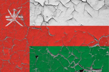 Umman bayrağı kirli, hasarlı ve duvardaki çizikler içeriyi görmek için boyayı soyuyor. Klasik Ulusal Konsept.