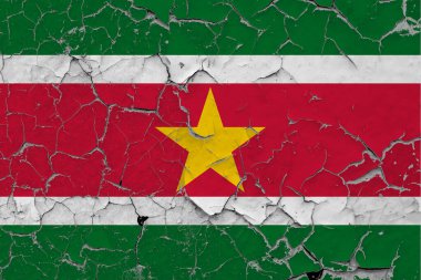 Surinam bayrağı kirli, hasarlı ve duvardaki çizikler yüzeyi görebilmek için boyayı soyuyor. Klasik Ulusal Konsept.