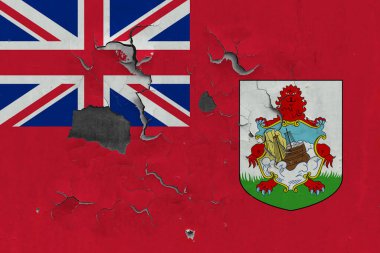 Bermuda bayrağı eski, hasarlı ve kirli bir şekilde duvarın içini görmek için boyayı soyuyor. Klasik Ulusal Konsept.