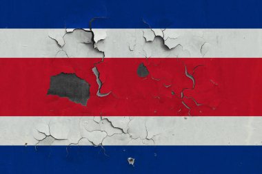 Kosta Rika bayrağı eski, hasarlı ve kirli bir şekilde duvarın içini görmek için boyayı soyuyor. Klasik Ulusal Konsept.