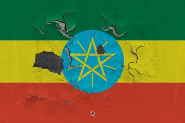 Etiyopya bayrağı eski, hasarlı ve kirli bir şekilde duvarın içini görmek için boyayı soyuyor. Klasik Ulusal Konsept.