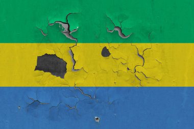 Gabon bayrağı eski, hasarlı ve kirli bir şekilde duvarın içini görmek için boyayı soyuyor. Klasik Ulusal Konsept.