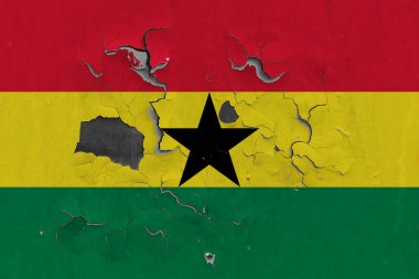 Gana bayrağı eski, hasarlı ve kirli bir şekilde duvarın içini görmek için boyayı soyuyor. Klasik Ulusal Konsept.