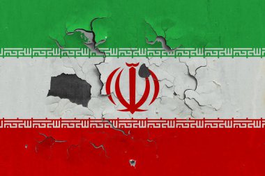 İran bayrağı eski, hasarlı ve kirli bir şekilde duvarın içini görmek için boyayı soyuyor. Klasik Ulusal Konsept.