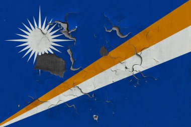 Marshall Adaları bayrağı eski, hasarlı ve kirli bir şekilde duvarın içini görmek için boyayı soyuyor. Klasik Ulusal Konsept.