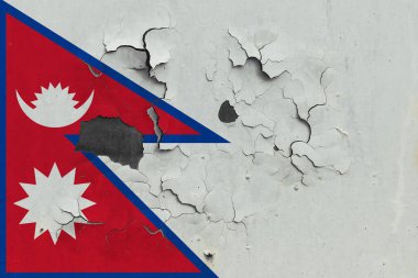 Nepal bayrağı, eski, hasarlı ve kirli bir şekilde duvarın içini görmek için boyayı soyuyor. Klasik Ulusal Konsept.