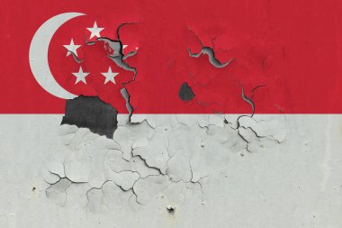 Singapur bayrağı eski, hasarlı ve kirli bir şekilde duvarın içini görmek için boyayı soyuyor. Klasik Ulusal Konsept.