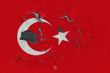 Hindi bayrağı eski, hasarlı ve kirli bir şekilde duvarın içini görmek için boyayı soyuyor. Klasik Ulusal Konsept.