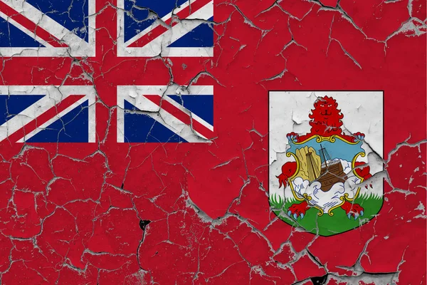 百慕大国旗在墙上紧闭着 被损坏 剥去油漆 看看里面的表面 古旧国家概念 — 图库照片