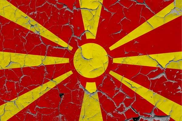 Macedonia Bandiera Vicino Grungy Danneggiato Graffiato Sulla Parete Staccando Vernice — Foto Stock