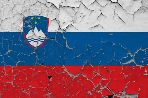Σημαία Της Σλοβενίας Κοντά Grungy Κατεστραμμένο Και Γδαρμένο Τοίχο Ξεφλούδισμα — Φωτογραφία Αρχείου
