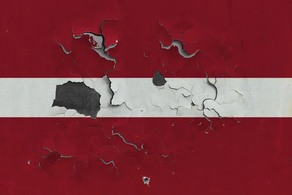 Lettland Flagga Närbild Gamla Skadade Och Smutsiga Väggen Skala Bort — Stockfoto