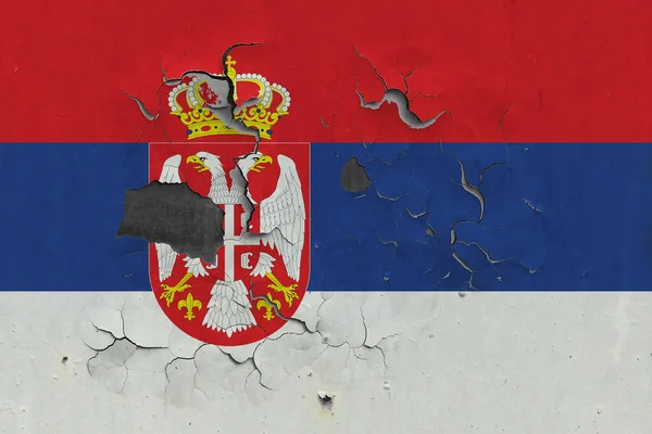 Σημαία Της Σερβίας Κλείνει Παλιά Κατεστραμμένα Και Βρώμικα Τοίχο Ξεφλουδίζοντας — Φωτογραφία Αρχείου