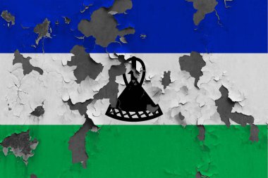 Lesotho bayrağı, beton yüzeyi görmek için boyalı, hasarlı ve kirli duvar boyası soyuluyor. Klasik Ulusal Konsept.