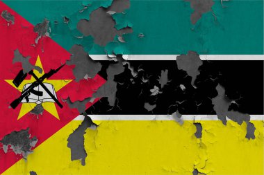 Mozambik bayrağı, beton yüzeyi görmek için boyalı, hasarlı ve kirli duvar boyası soyulmuş. Klasik Ulusal Konsept.