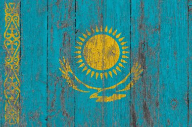 Grunge üzerindeki Kazakistan bayrağı ahşap yüzeyi çizmiş. Ulusal klasik arka plan. Eski tahta masa bayrak yüzeyini çizmiş..