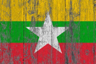 Grunge üzerindeki Myanmar bayrağı ahşap yüzeyi çizmiş. Ulusal klasik arka plan. Eski tahta masa bayrak yüzeyini çizmiş..