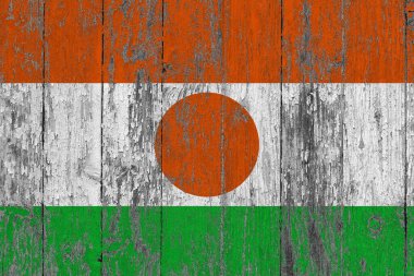 Grunge üzerindeki Nijer bayrağı ahşap yüzeyi çizmiş. Ulusal klasik arka plan. Eski tahta masa bayrak yüzeyini çizmiş..