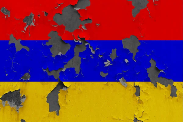 亚美尼亚国旗靠近油漆 损坏和肮脏的墙壁剥落油漆 以看到混凝土表面 古旧国家概念 — 图库照片