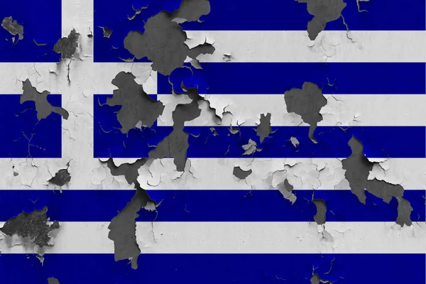 希腊国旗靠近油漆 损坏和肮脏的墙壁剥落油漆 以看到混凝土表面 古旧国家概念 — 图库照片