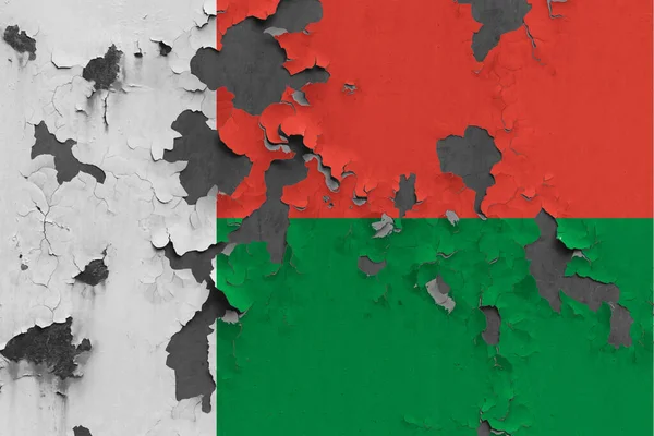 马达加斯加国旗靠近油漆 损坏和肮脏的墙壁剥落油漆 以看到混凝土表面 古旧国家概念 — 图库照片