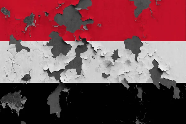 Jemeńska Flaga Bliska Malowana Uszkodzona Brudna Ścianie Odrywa Farbę Aby — Zdjęcie stockowe